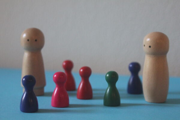Gruppe von Holzfiguren in unterschiedlichen Größen und Farben